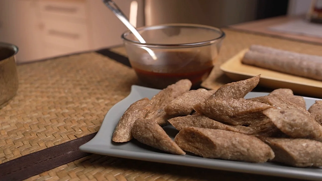 Keropok lekor goreng dihidang bersama sos cicah