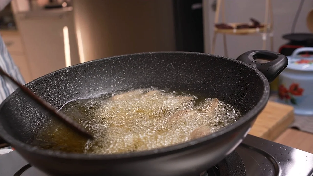 Keropok lekor digoreng dalam minyak panas atas api sederhana