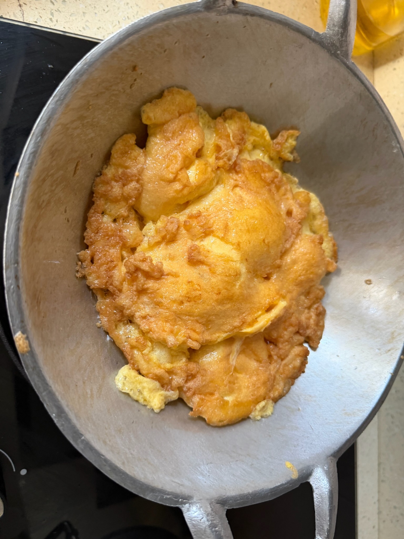 Telur dadar simple sedang digoreng dalam minyak panas