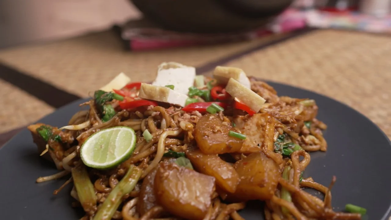 Mee goreng mamak dengan tauhu, kentang, sayur dan hirisan limau