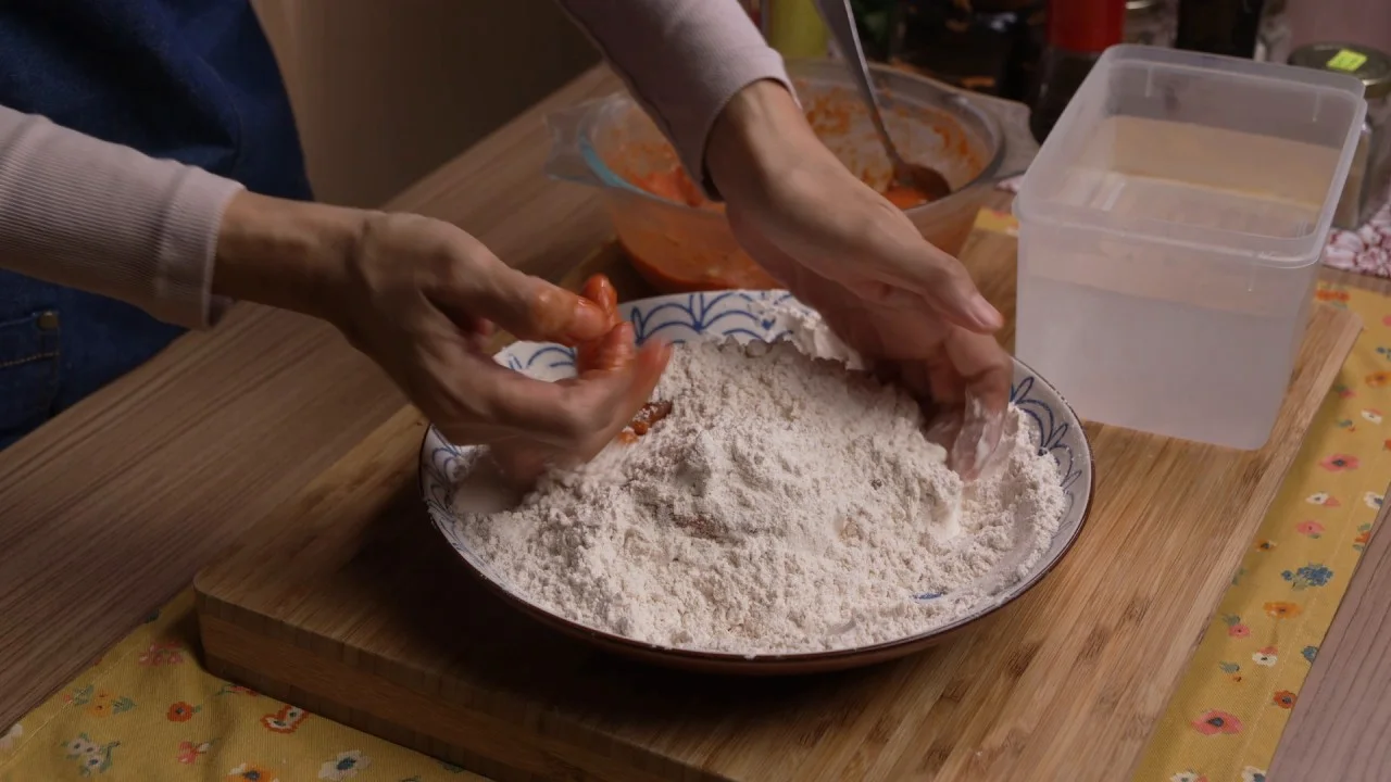 Ayam disalut tepung sebelum digoreng