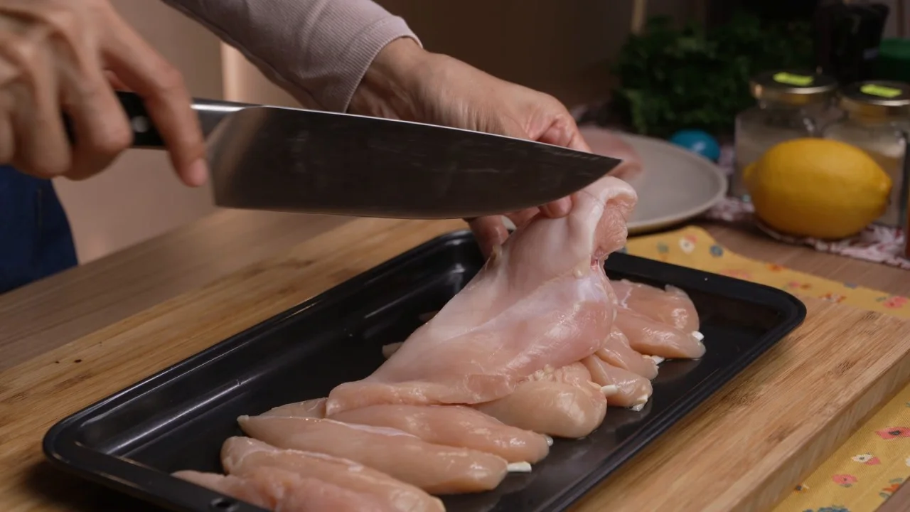 Dada ayam dipotong untuk dijadikan chicken tenders