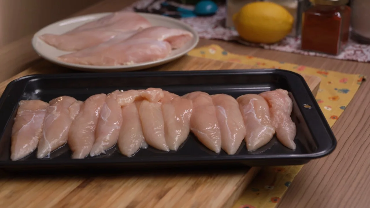 Isi ayam mentah disusun untuk dibuat chicken tenders