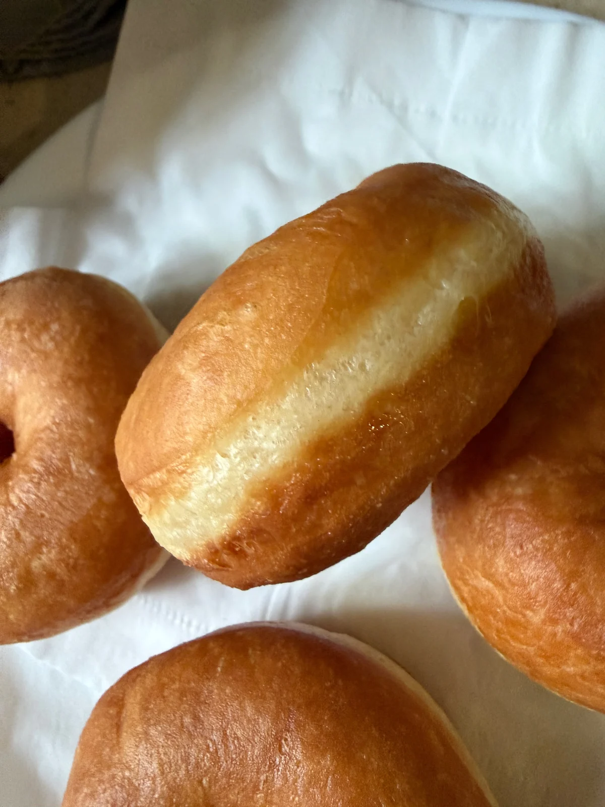 Close-up white ring donut kampung selepas digoreng