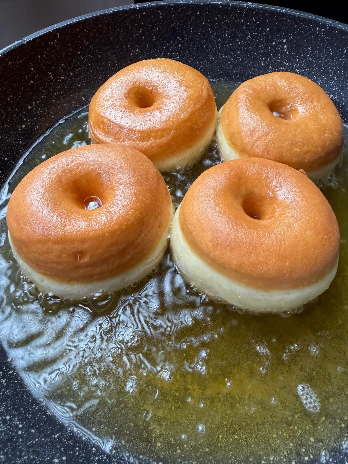 Donut kampung sedang digoreng dengan white ring yang jelas pada api sederhana
