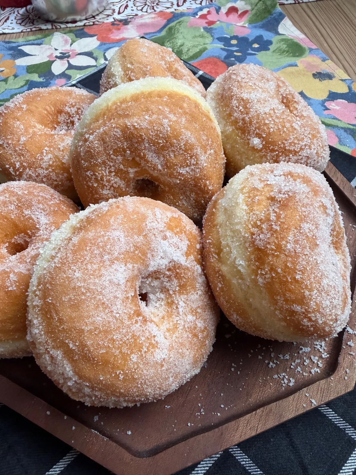 Donut kampung gebu bersalut gula dengan tekstur lembut dan white ring yang jelas