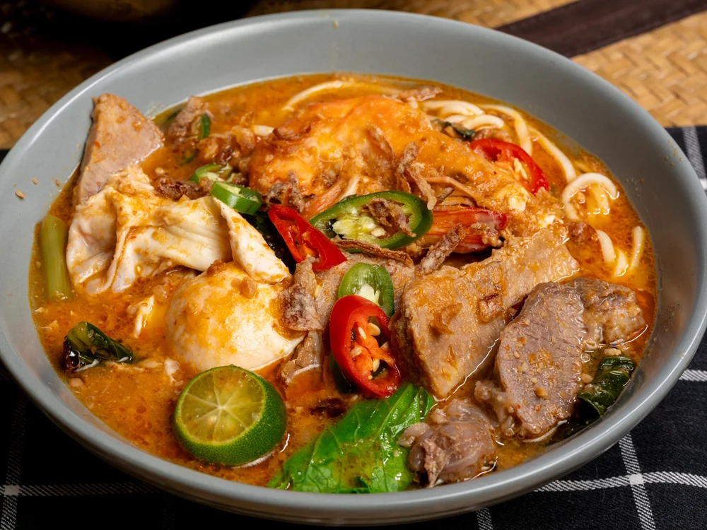 Mee Bandung berkuah pekat dengan daging, udang, telur dan limau kasturi